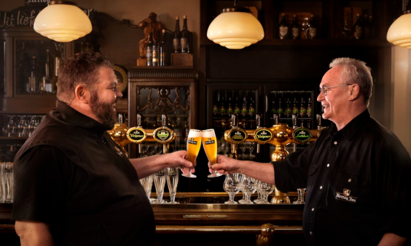 Micha en Gerard van Hertog Jan proosten op Het Weerzien